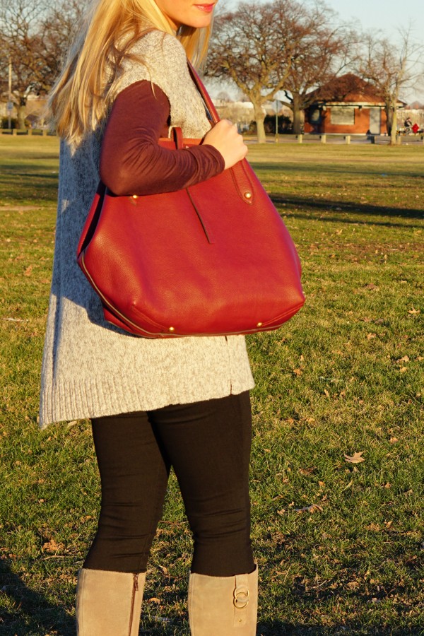 Poncho style & the perfect everyday bag (comes in lots of colors) on DailyKaty.com